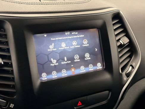 Used 2019 Jeep Cherokee Latitude Plus w/ Comfort/Convenience Group image 25