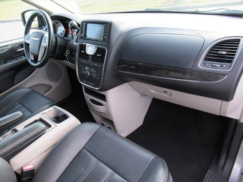 Used 2016 Chrysler Town & Country Touring image 10