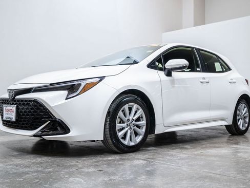 Used 2024 Toyota Corolla SE w/ SE Package image 3