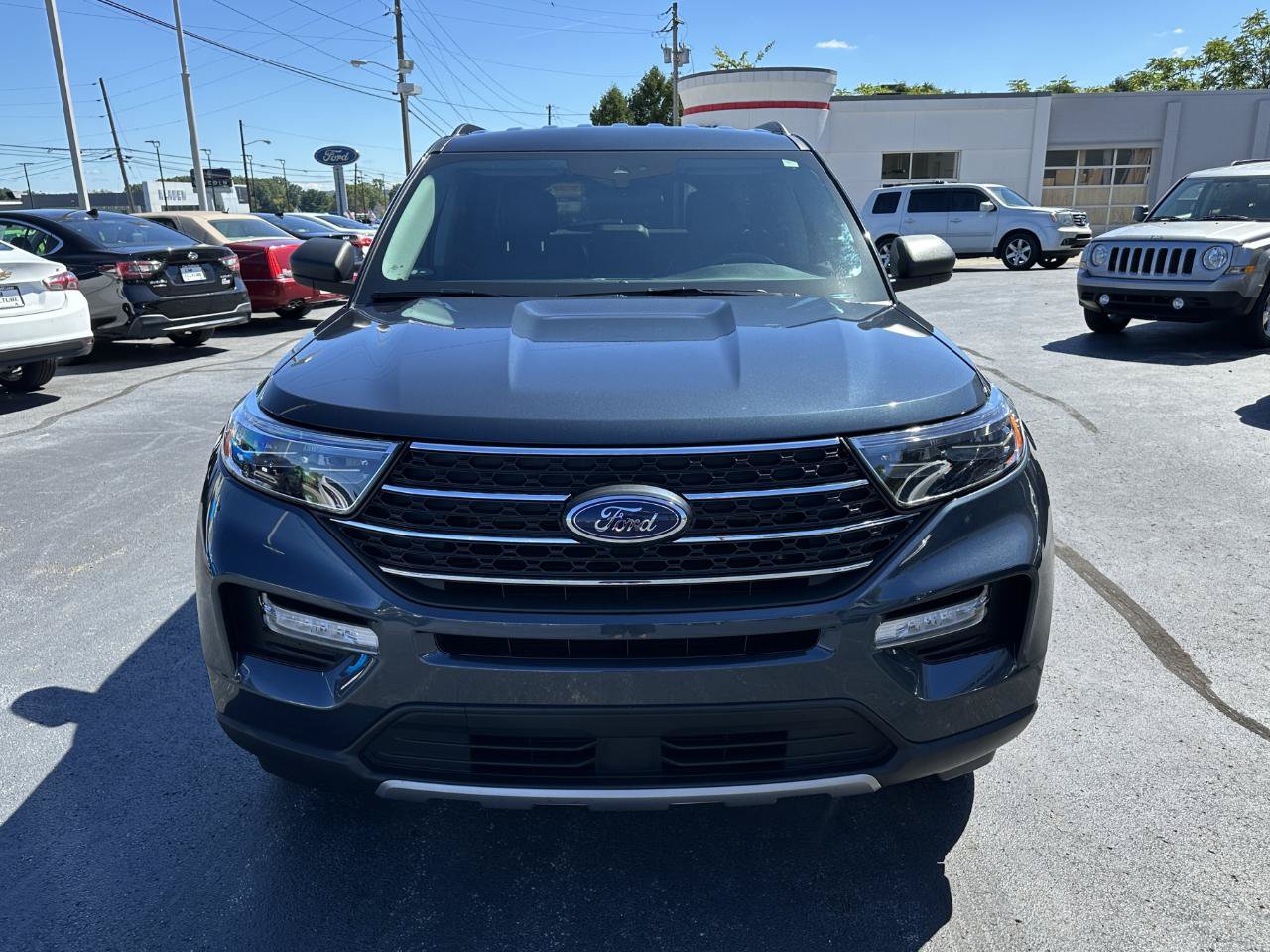 Used 2022 Ford Explorer XLT w/ Equipment Group 202A AWD/4WD image 4