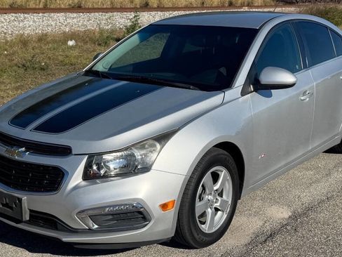 Used 2015 Chevrolet Cruze LT w/ Technology Package image 4
