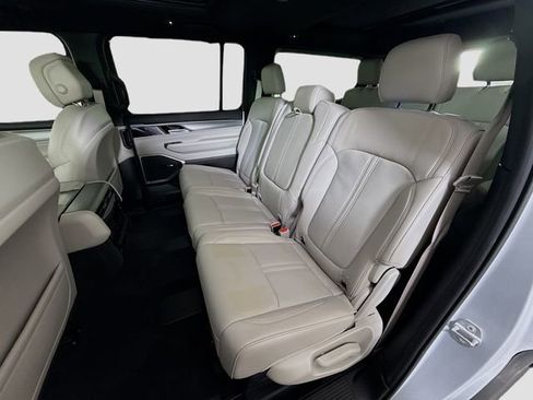 Used 2025 Jeep Wagoneer 4WD w/ Convenience Group I image 25