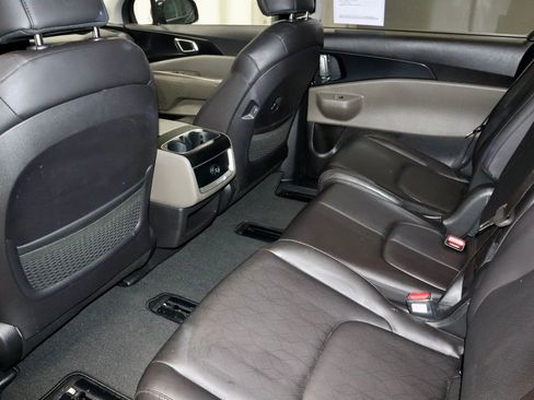 Used 2025 Kia Carnival image 23