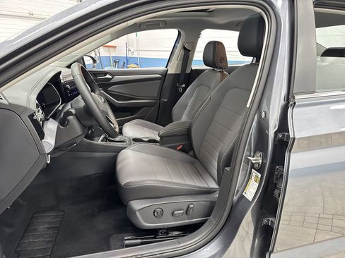 Used 2025 Volkswagen Jetta SE w/ Sunroof Package image 4