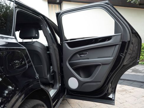 Used 2023 Bentley Bentayga AWD/4WD image 18