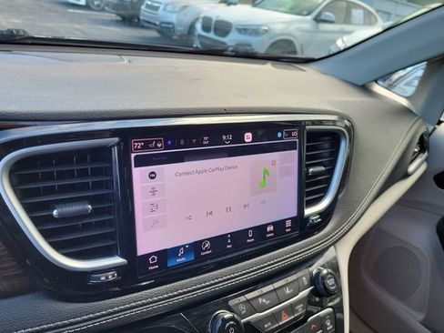 Used 2023 Chrysler Pacifica Limited FWD image 30