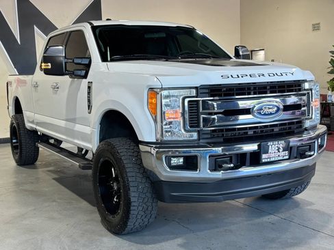 Used 2017 Ford F250 XLT w/ XLT Premium Package AWD/4WD image 3