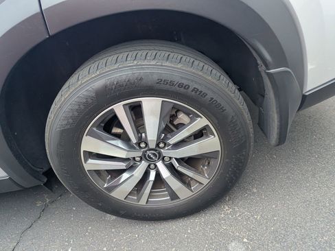Used 2024 Nissan Pathfinder SL w/ Black Appearance Package FWD image 8