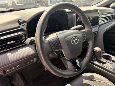 Used 2025 Toyota Camry SE FWD image 9