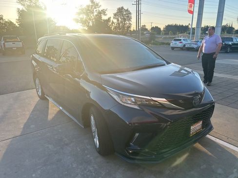 Used 2022 Toyota Sienna XSE w/ XSE Plus Package AWD/4WD image 3