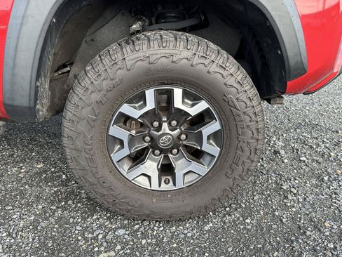 Used 2017 Toyota Tacoma TRD Off-Road w/ Tow Package (A/T) AWD/4WD image 10
