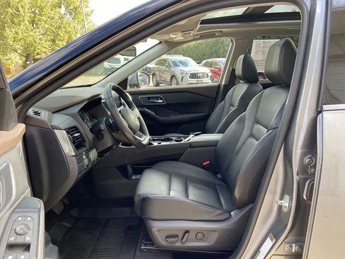 Used 2021 Nissan Rogue SV w/ Premium Package image 10