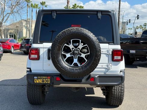 Used 2019 Jeep Wrangler Unlimited Sahara image 16