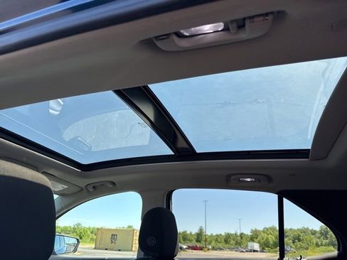 Used 2019 Chevrolet Equinox LT w/ Sun & Navigation Package AWD/4WD image 9