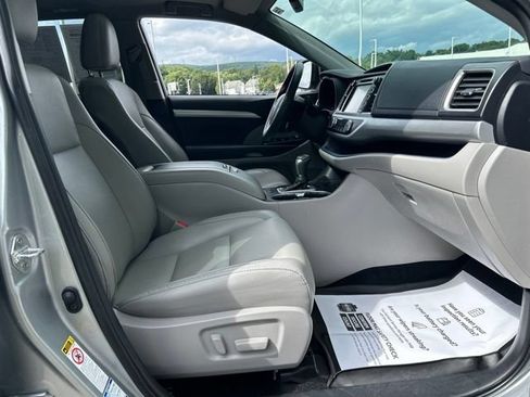 Used 2019 Toyota Highlander XLE AWD/4WD image 25