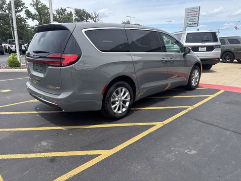 Used 2023 Chrysler Pacifica Touring-L AWD/4WD image 5