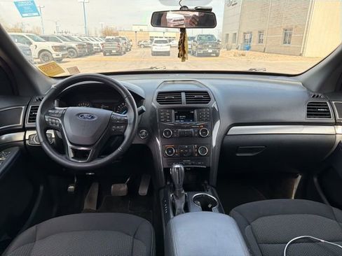 Used 2019 Ford Explorer XLT image 16