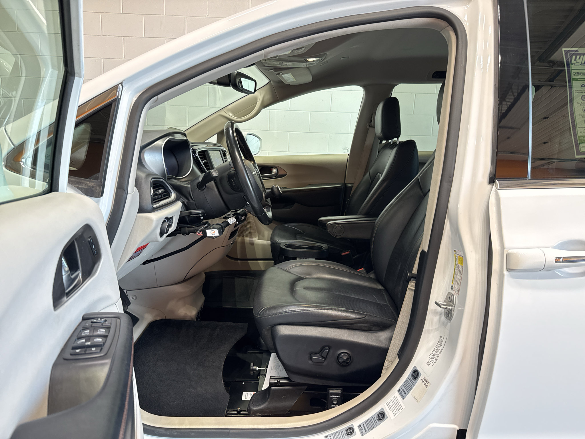 Used 2020 Chrysler Pacifica Touring-L FWD image 15
