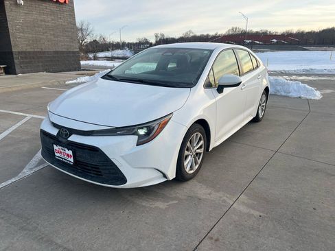 Used 2023 Toyota Corolla LE w/ LE Convenience Package image 2