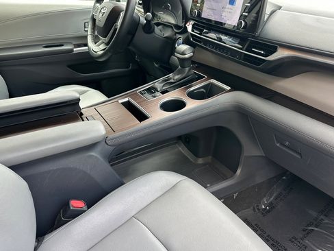 Used 2023 Toyota Sienna XLE image 20