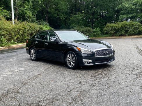 Used 2017 INFINITI Q70 3.7 RWD image 4