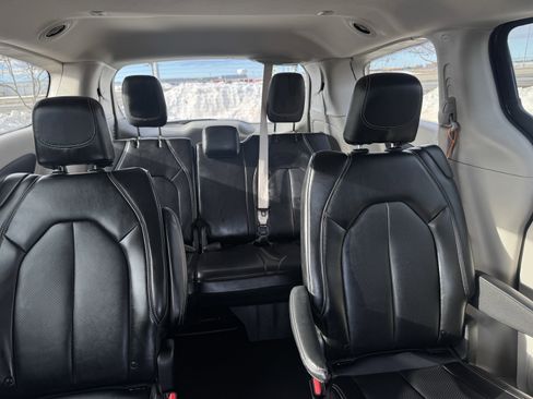 Used 2024 Chrysler Pacifica Touring-L image 13