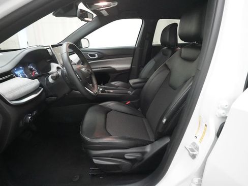 Used 2024 Jeep Compass Latitude AWD/4WD image 7