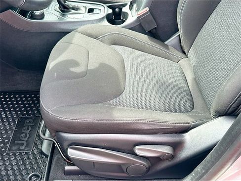 Used 2019 Jeep Cherokee Latitude w/ Cold Weather Group image 18