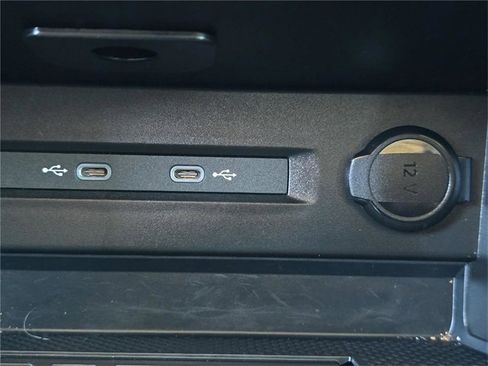 Used 2025 Volkswagen Taos SE w/ Panoramic Sunroof Package image 19