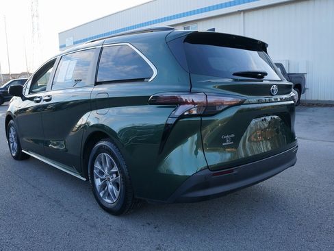 Used 2024 Toyota Sienna XLE image 8