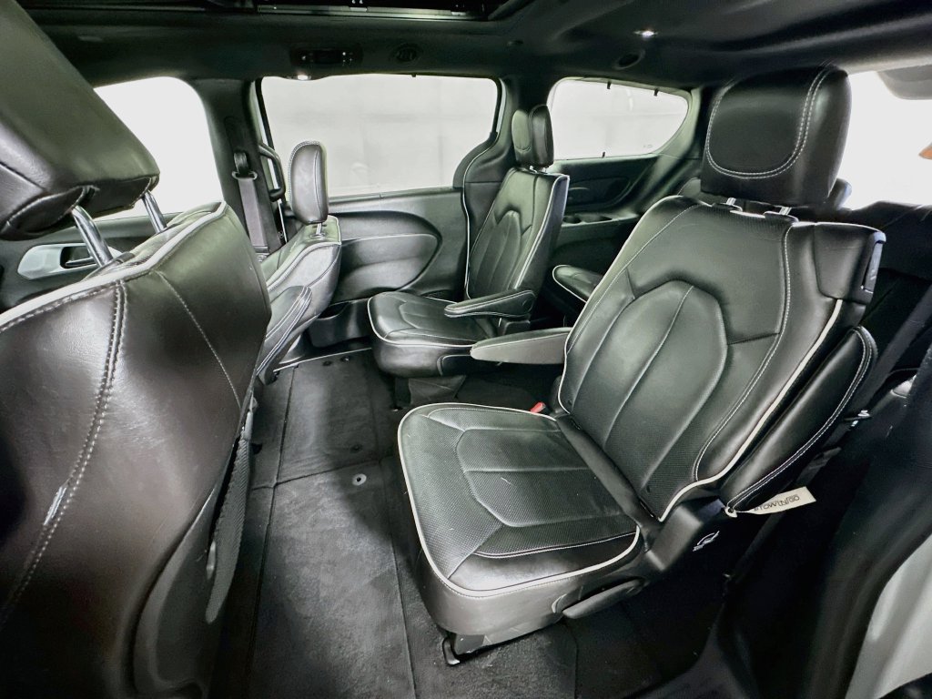 Certified 2025 Chrysler Pacifica Limited FWD image 35