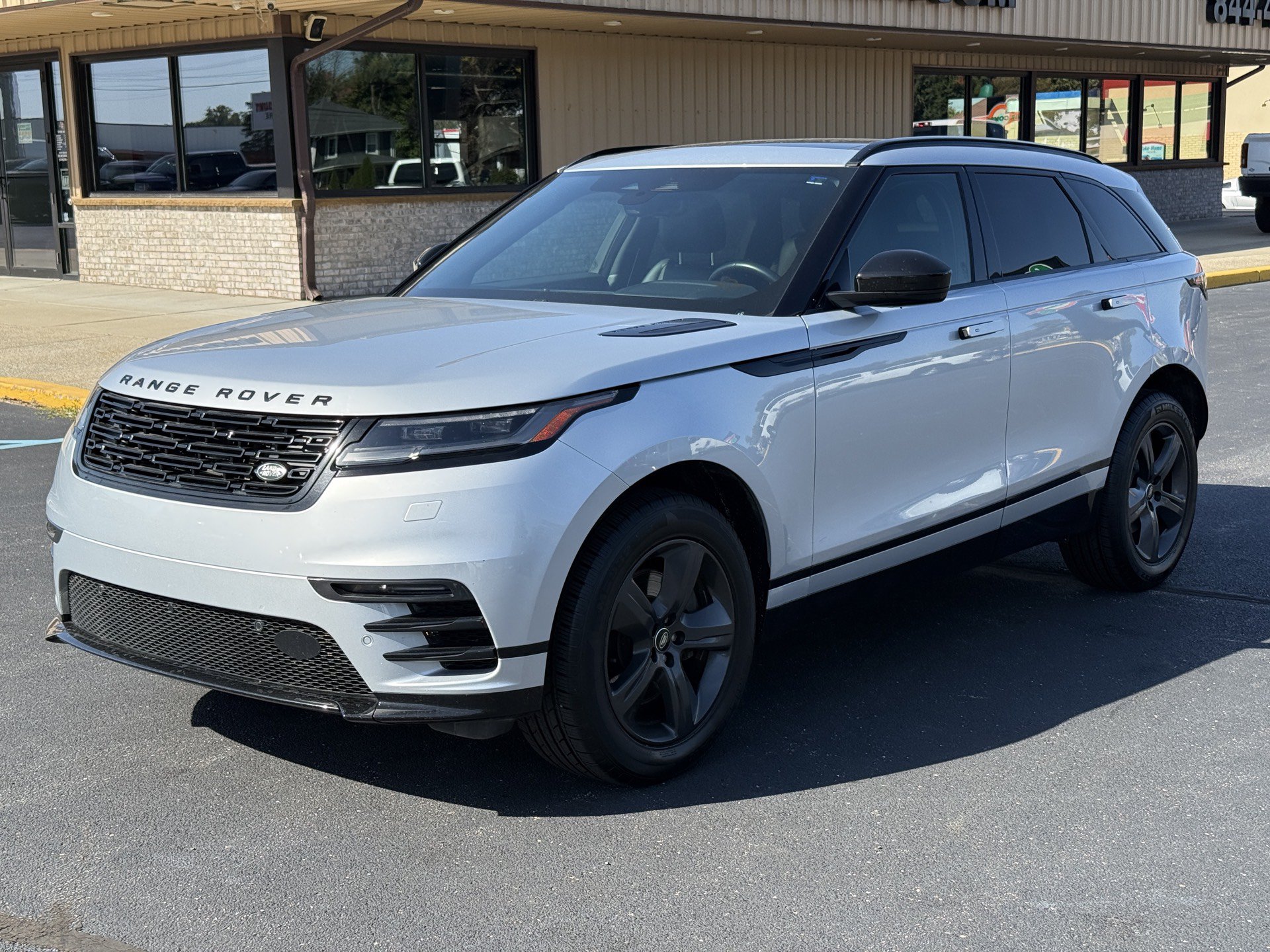 Used 2025 Land Rover Range Rover Velar Dynamic SE AWD/4WD image 4