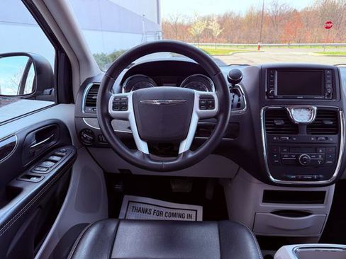 Used 2015 Chrysler Town & Country Touring image 13