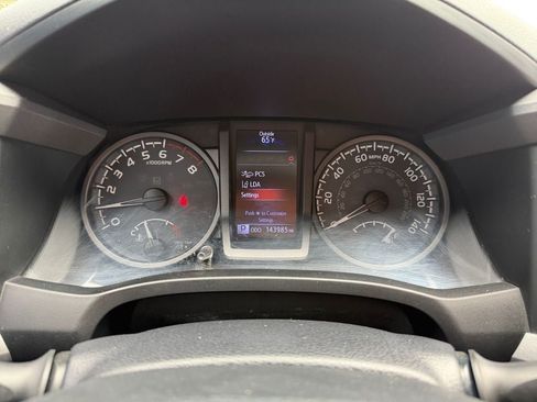 Used 2018 Toyota Tacoma TRD Off-Road AWD/4WD image 14