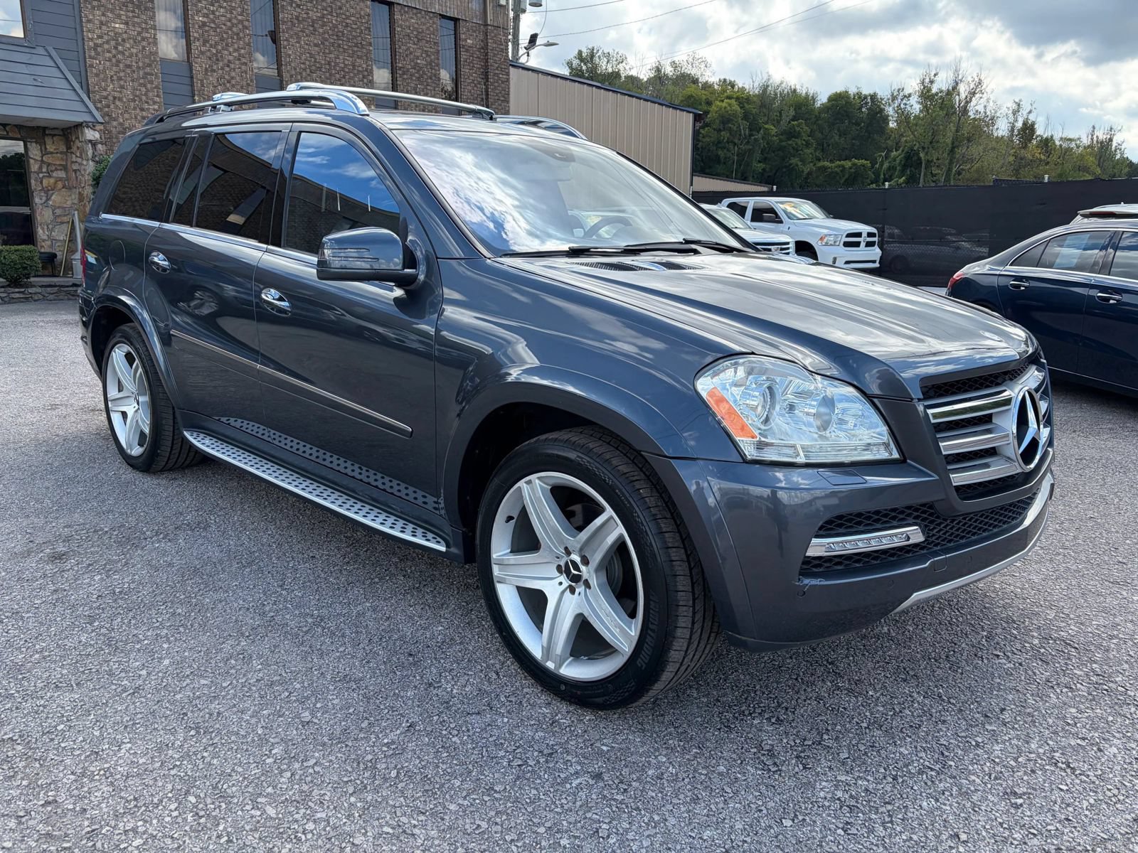 Used 2011 Mercedes-Benz GL 550 4MATIC image 3