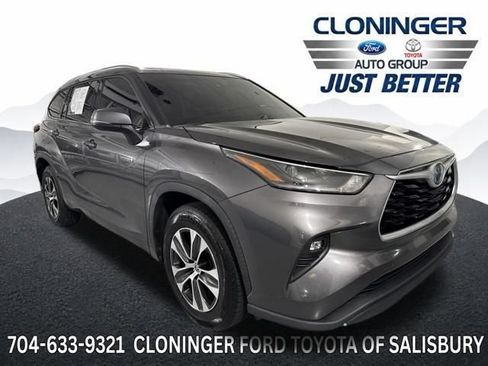 Used 2021 Toyota Highlander XLE FWD image 1