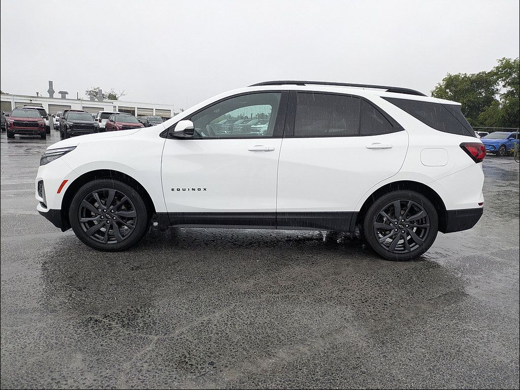 Used 2022 Chevrolet Equinox RS w/ Infotainment Package FWD image 4