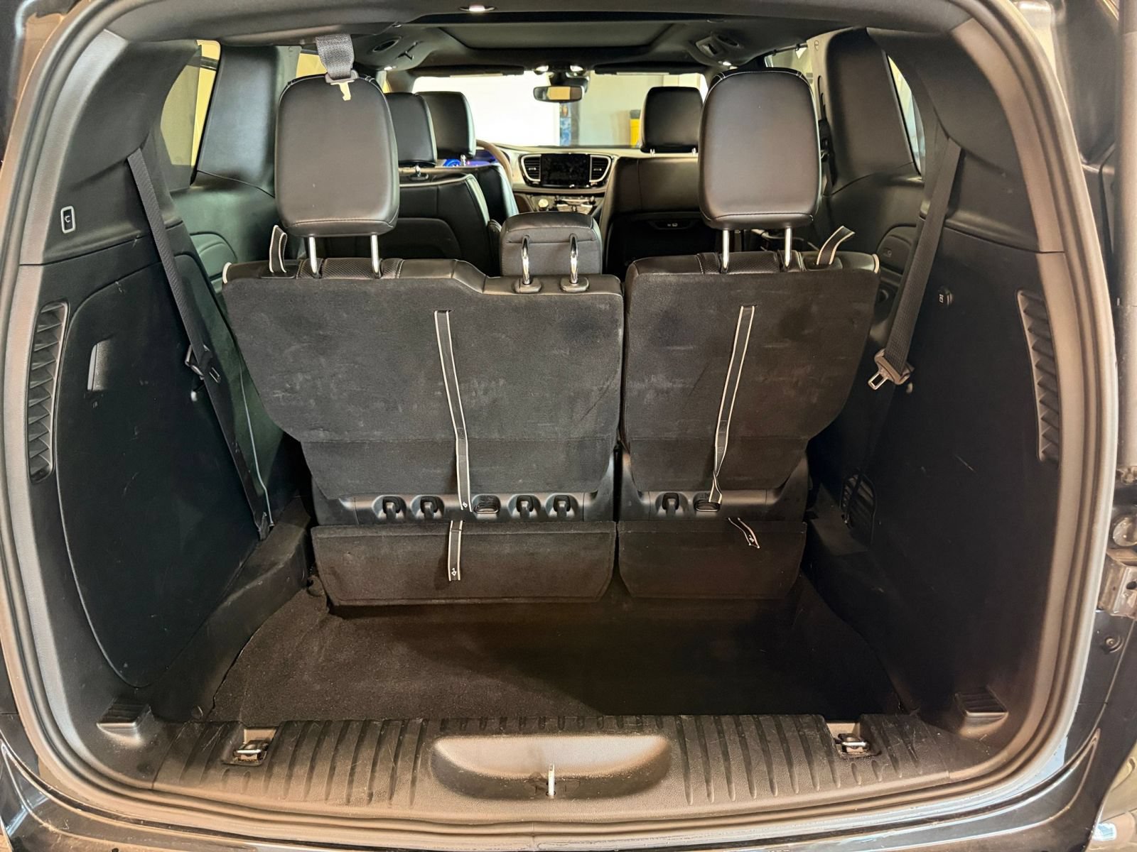 Used 2025 Chrysler Pacifica Limited FWD image 34