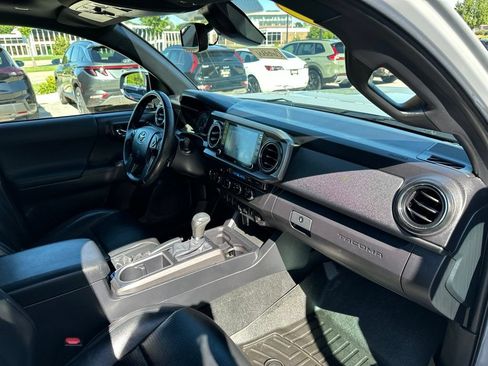 Used 2020 Toyota Tacoma TRD Sport w/ TRD Premium Sport Package AWD/4WD image 18