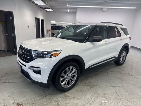Used 2021 Ford Explorer XLT w/ Equipment Group 202A image 4