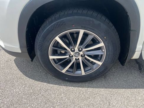 Used 2018 Toyota Highlander XLE AWD/4WD image 13