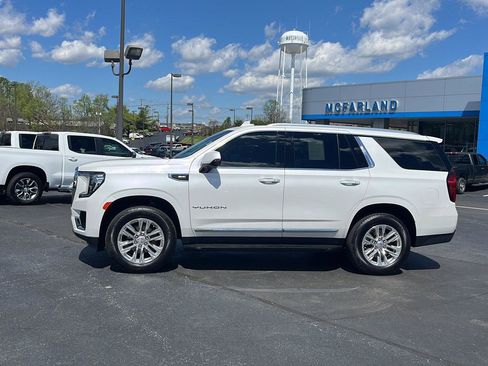Used 2024 GMC Yukon SLT w/ SLT Luxury Package image 2