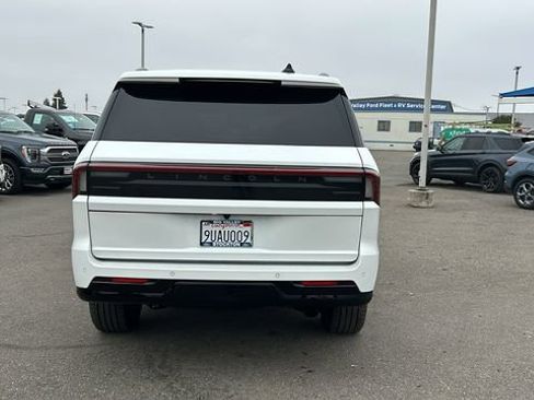 Used 2025 Lincoln Navigator Reserve w/ Jet Appearance Package image 4
