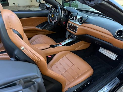 Used 2015 Ferrari California T image 29