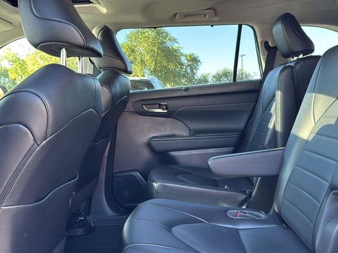 Used 2022 Toyota Highlander XLE image 24