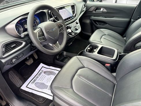 Used 2026 Chrysler Pacifica Select image 25