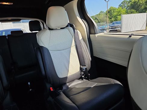 Used 2025 Toyota Sienna Platinum AWD/4WD image 15