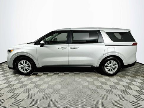 Used 2023 Kia Carnival LX FWD image 4