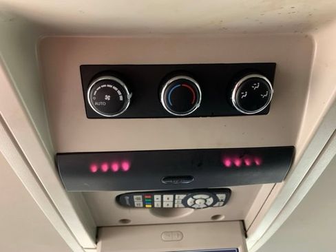 Used 2015 Chrysler Town & Country Touring-L w/ Driver Convenience Group FWD image 24