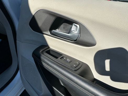 Used 2024 Chrysler Pacifica Touring-L image 15